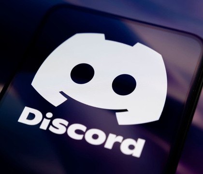 Discord отложил проверку возраста юзеров до второй половины 2026 года из за возмущения сообщества Технический директор компании Discord Станислав Вишневский признал что команда мессенджера допустила ошибки касающиеся функции проверки возраста а также донесения информации о ней до пользователей