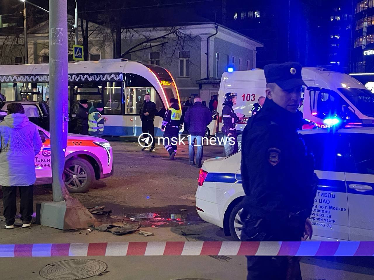 Пьяный водитель BMW протаранил толпу пешеходов в центре Москвы.  Серьезная авария произошла на Кожевнической: BMW выехала на тротуар и сбила пешеходов.   Пострадали шесть человек — двое из них несовершеннолетние. У всех травмы средней тяжести.