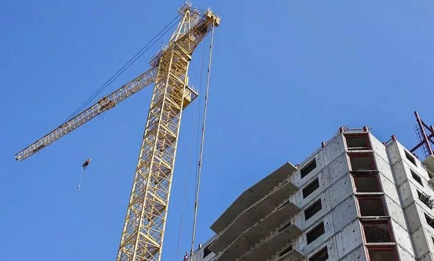 В опорных населенных пунктах исторических регионов расселят 58 аварийных домов Определено 98 опорных населённых пунктов приоритетное развитие которых будет способствовать достижению национальных целей и стимулировать развитие сопутствующих территорий сообщил Заместитель Председателя Правительства России Марат Хуснуллин Одна из них создание комфортной и безопасной среды для жизни Поэтому жильё здесь играет ключевую роль включая переселение граждан из аварийных домов На первом этапе реализации этой программы жилищные условия улучшатся для жителей 69 МКД Из них 58 находятся в опорных населённых пунктах приоритетное развитие которых определено нацпроектом Инфраструктура для жизни рассказал Марат Хуснуллин В рамках одобренных заявок на реализацию первого этапа в 2025 2026 годах будут переселены свыше 1 тысячи жителей исторических регионов проживающих на площади более 25 6 тыс кв м Гендиректор Фонда развития территорий Василий Купызин отметил что всего в рамках первого этапа реализации программы будут переселены жители из 14 домов на территории ОНП в ДНР 34 в ЛНР 6 в Запорожской области и 4 в Херсонской PRO respubliku