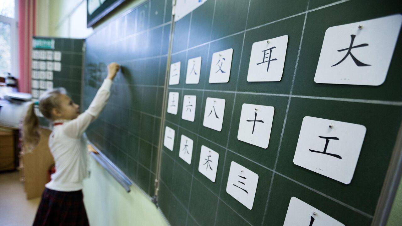 В московских школах растет популярность китайского языка Он занял второе место обогнав по востребованности испанский немецкий и французский Об этом сообщил Департамент образования и науки Школьники также выбирают восточные языки Среди них корейский японский и арабский Самым популярным по прежнему остается английский Фото Кирилл Зыков АГН Москва