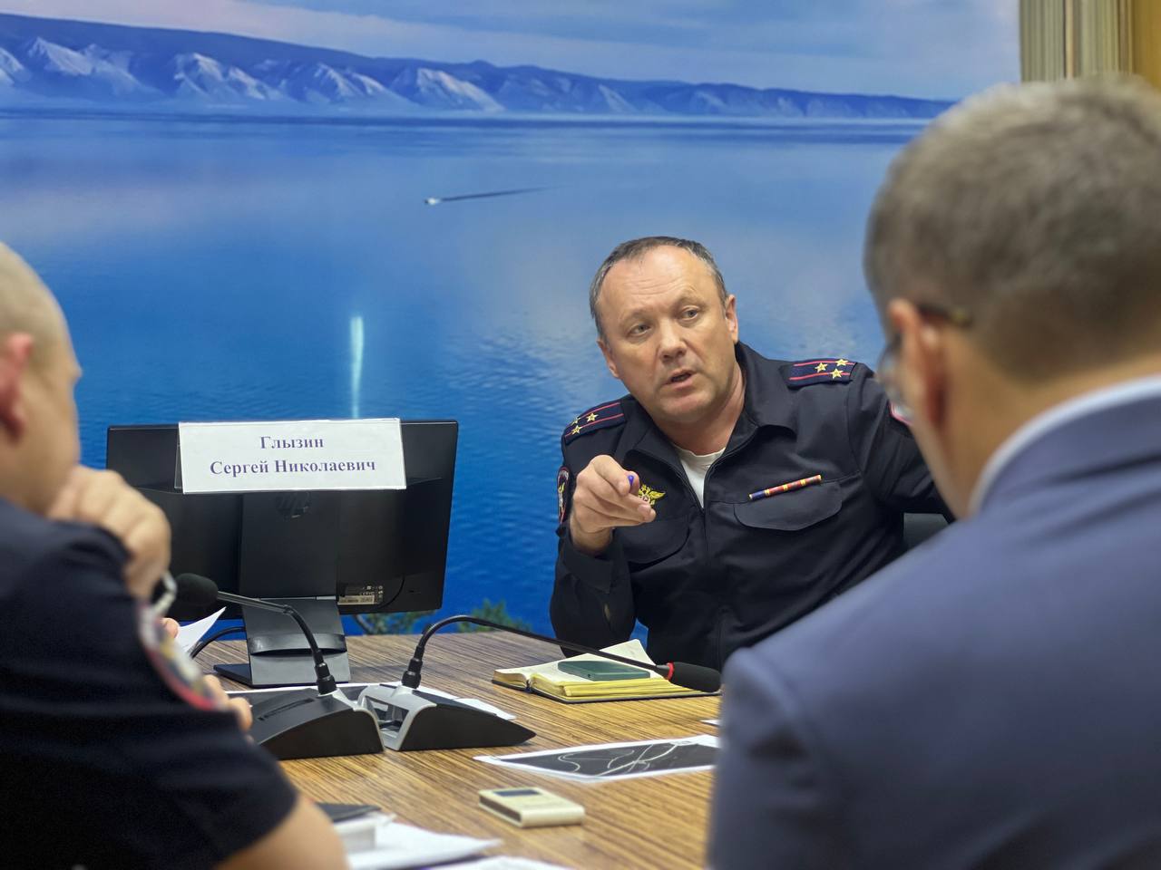 Госавтоинспекция и владельцы автомобильных дорог и ВСЖД обсудили меры по снижению аварийности в Иркутской области По инициативе управления Госавтоинспекции Приангарья состоялось рабочее совещание с участием представителей Министерства транспорта и дорожного хозяйства, Восточно-Сибирской железной дороги, ФКУ Упрдор «Прибайкалье» и ОГКУ «Дирекция по строительству и эксплуатации автомобильных дорог Иркутской области». Главной повесткой совещания стало обсуждение вопросов обеспечения безопасности движения на железнодорожном переезде «Лена-Янталь» в Усть-Кутском районе и аварийном участке федеральной трассы Р-258 «Сибирь» вблизи поселка Култук, где в частности 8 мая в результате потери управления в ДТП скончался водитель большегруза. Сотрудники Госавтоинспекции и владельцы дорог рассмотрели возможность установки передвижного комплекса фотовидеофиксации нарушений правил дорожного движения на железнодорожной станции в летний период с последующим оборудованием стационарного комплекса и введения ступенчатого снижения скорости. Как показал последний случай, водители, рискуя жизнью, продолжают нарушать меры безопасности и въезжают на переезд на запрещающий сигнал светофора при закрытом шлагбауме. Также спикеры проанализировали аварийный спуск к поселку Култук и мероприятия, которые помогут снизить на данном участке возможные дорожные инциденты - обустройство дополнительных заездных карманов для большегрузных автомашин, разделение встречных потоков и установка информационных табло на опасных участках федеральной трассы. ℹ Кроме того, участники встречи обсудили вопросы о своевременном и оперативном информирования граждан об изменениях в дорожном движении в средствах массовой информации и социальных сетях, совместных мероприятиях в предстоящий летне-курортный период, популяризации культуры вождения и других дополнительных мерах по снижению смертности на дорогах региона.