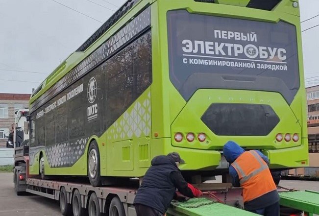 В Томск доставили электробус нового поколения «Генерал». Планируется, что он будет возить пассажиров в Зеленые горки и другие микрорайоны, где требуется дополнительный транспорт, но пока нет возможности протянуть контактную сеть для электротранспорта.   Электробус поступил в город в качестве тестового образца. Специалисты Трамвайно-троллейбусного управления изучат новую машину, проведут технический выезд. Обкатка будет проводиться три недели, затем «Генерал» выведут на линию для пассажиров. Проезд в электробусе будет бесплатным.  Подробнее:    #томск