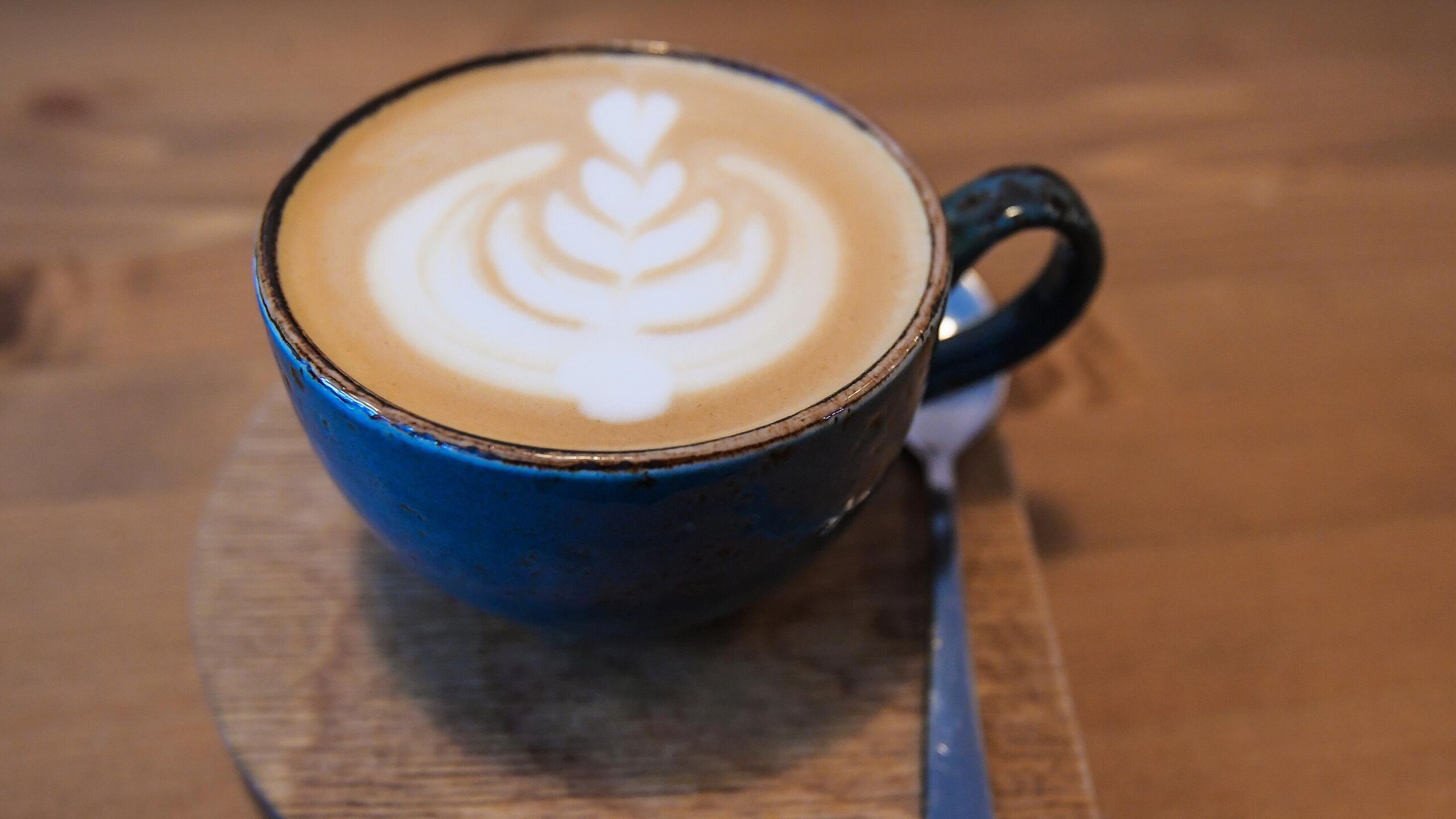 Больше всего на кофе в городах миллионниках в России тратят жители Челябинска Санкт Петербурга и Новосибирска подсчитали для РИА Новости аналитики оператора фискальных данных Платформа ОФД В сентябре октябре средний чек в кофейнях Челябинска составил 610 рублей вторым кофейным городом стал Санкт Петербург с тратами в 603 рубля Тройку замкнул Новосибирск где средний чек достигает 597 рублей Также высокий уровень расходов в кофейнях зафиксирован в Москве 564 рубля Красноярске 506 рублей и Краснодаре 501 рубль