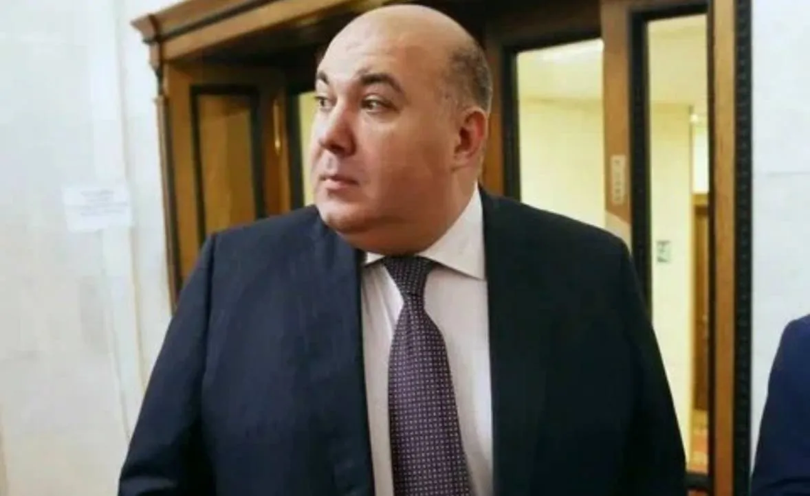 Кассационный суд подтвердил конфискацию активов Напсо на 1 4 млрд Четвёртый кассационный суд подтвердил законность решения Центрального райсуда Сочи о конфискации активов бывшего депутата Госдумы от ЛДПР Юрия Напсо его родственников и подконтрольных лиц Как сообщила пресс служба суда в доход государства обращено имущество общей стоимостью более 1 4 млрд рублей 100 долей в ООО Национальная топливная компания Кубаньойл и Сочипетрол 55 зданий магазины и АЗС площадью 6 5 тыс кв м а также 9 участков в Сочи площадью 1 5 га Генпрокуратура подала иск о конфискации в 2024 году указав что Напсо будучи депутатом нарушал запрет на ведение бизнеса он переоформил доли в компаниях на родственников и доверенных лиц но продолжал управлять активами и использовал статус парламентария для давления на чиновников Суд первой инстанции вынес решение в октябре 2024 года оно вступило в силу в ноябре 2025 го К тому моменту Напсо уже лишился мандата из за неявок на заседания Краснодар Сегодня Телеграм ВСЁ оставайтесь на связи с нами в MAX   max ru krd 00