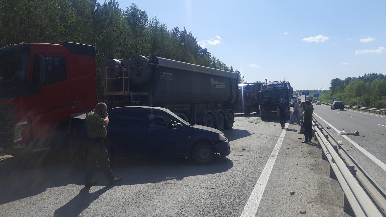 Из-за ДТП ограничено движение на 295-м километре федеральной автодороги Екатеринбург-Тюмень, Здесь столкнулись 4 автомобиля: три грузовика и один легковой. Предварительно, ранения получил один человек. Движение из Екатеринбурга в сторону Тюмени полностью ограничено. На месте ДТП работает наряд ДПС, дорожные службы, предпринимаются меры для ликвидации последствий ДТП и обеспечения движения транспорта. Объезд осуществляется через с. Успенка по ул. Садовой - ул. Береговой - ул. Московский тракт - ул. Коммунаров с выездом на 296 -й километр автодороги Екатеринбург - Тюмень.
