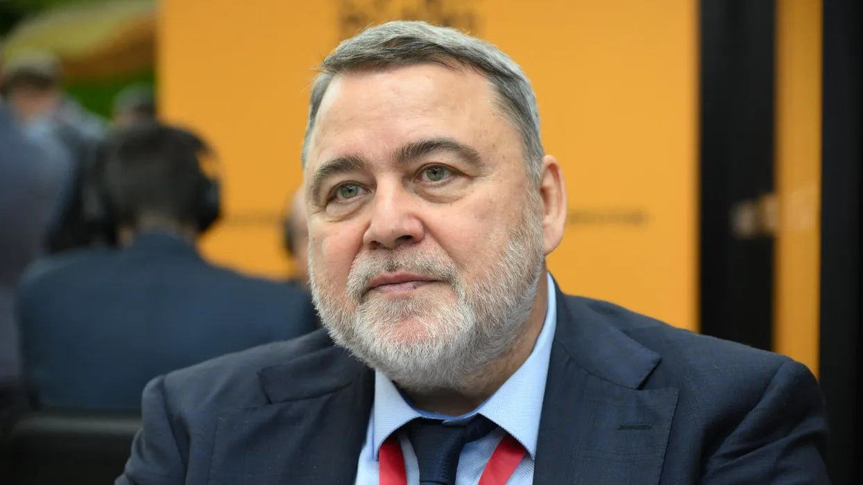 Стало известно, как РФ планирует разрушить «монополию англосаксов» Глава Санкт-Петербургской международной товарно-сырьевой биржи  СПбМТСБ  Игорь Артемьев на полях ПМЭФ-2025 ответил на ряд вопросов, заданных корреспондентом РИА Новости. В частности, он рассказал, в каком формате ему видится взаимодействие со странами БРИКС.  По словам собеседника, у властей есть два ключевых направления: покупка-продажа товаров и экспортно-импортные операции, а также создание международного ценового агентства БРИКС. Описывая первое, Артемьев заявил, что сейчас создается программа обмена брокерами для стабильных технологических каналов связи и единых протоколов. Планируется сотрудничество с Индией, Китаем и Ираном. Российские брокеры смогут работать на их биржах, а зарубежные – на российской, подчеркнул глава СПбМТСБ.  Он также раскрыл детали о втором направлении. По словам Артемьева, сейчас планируется публикация индексов цен, возникающих при торговле на биржах стран-участниц.