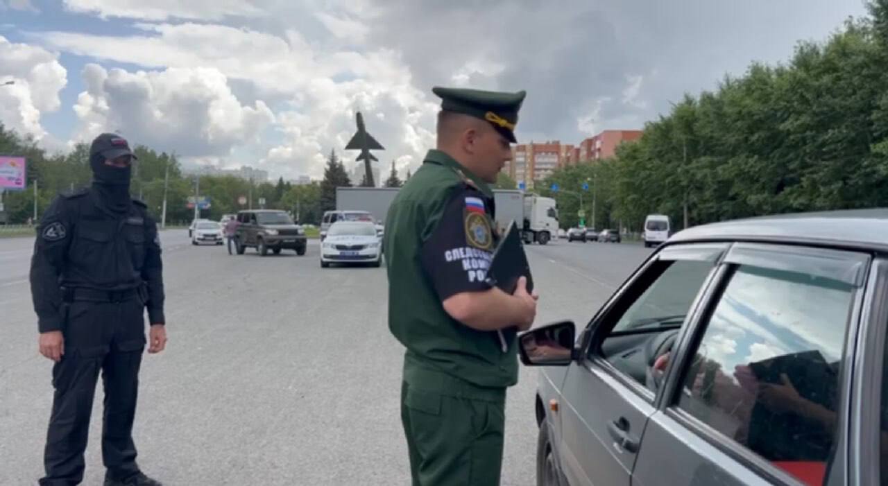 В Пензе прошёл рейд по поиску тех, кто не встал на воинский учёт. Сотрудники полиции, автоинспекции, Следкома и бойцы ОМОНа останавливали машины на основных дорогах, проверяли документы, включая военные билеты и приписные. Всего досмотрено 80 авто, найдено 9 граждан РФ, которые не стоят на учёте. Им тут же вручили повестки в военкомат с датой и временем явки. Такие рейды, по словам представителей СК, теперь будут регулярными. Подписаться Прислать новость