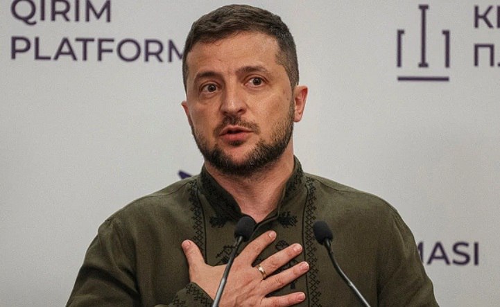 Новые санкции против бизнесменов и обычных людей в Крыму подписал Зеленский Украина ввела новые санкции против юридических и физических лиц, которые по сей день работают в Крыму, но платят налоги России. Владимир Зеленский подписал указ и заявил, что это только начало. Согласно данным «Страна.ua», под санкции попал бизнес-партнер собственника «Украинской правды» Томаша Фиалы и связанная с ним компания Arricano Real Estate РLC, которую обвиняют в том, что она продолжает работать в Крыму. Фото: Глеб Гаранич / Reuters /CentralMediaNews