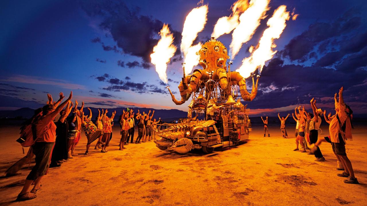 Власти Невады выпустили предупреждение для гостей фестиваля Burning Man любые платные поездки без лицензии считаются незаконными Под запрет попадают даже подкинуть за бензин Нарушителям грозит штраф до 10 000 и конфискация машины Фестиваль пройдёт в пустыне Блэк Рок с 24 августа по 1 сентября Burning Man существует с 1986 года и превратился в международное событие с арт объектами перформансами и временным городом Блэк Рок Сити В 2025 году его посетили около 72 тыс человек среди них всё чаще встречаются инфлюенсеры знаменитости и представители бизнеса tipical vizovik