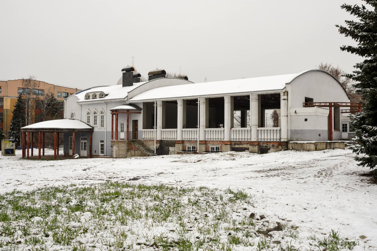 Верховный суд отменил решения о легализации самостроя в парке имени 1 Мая в Курске Верховный суд России удовлетворил кассационную жалобу правительства Курской области и отменил решения трёх судебных инстанций которыми ранее был признан законным самовольный объект в парке имени 1 Мая в Курске Губернатор Курской области Александр Хинштейн назвал это решение важным шагом на пути к восстановлению справедливости и благоустройству одного из ключевых общественных пространств областного центра Речь идёт о территории в самом центре Курска имеющей особое историческое и социальное значение для горожан История вопроса берёт начало в 2009 году когда администрация Курска передала участок парка в аренду индивидуальному предпринимателю Вместо заявленной реконструкции бывшей танцплощадки на территории было возведено административное здание которое впоследствии удалось узаконить через суд Теперь все судебные решения принятые ранее в пользу арендатора отменены Дело направлено на новое рассмотрение в Арбитражный суд Курской области В региональных властях рассчитывают что повторное разбирательство позволит восстановить законность и устранить допущенные ранее нарушения После сноса самовольной постройки власти Курской области планируют приступить к благоустройству парка имени 1 Мая одной из старейших зон отдыха Курска Губернатор выразил надежду что работы удастся начать уже в текущем году чтобы к юбилею города общественное пространство приобрело достойный облик Курская Telega Прислать новость