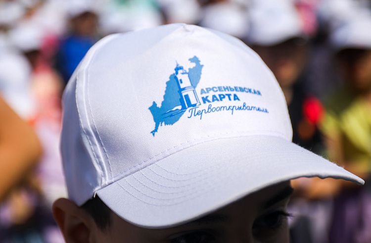В Приморье за три месяца лета планируется охватить мероприятиями просветительского проекта «Арсеньевская карта» 35 тысяч школьников. Проект «Арсеньевская карта» направлен на изучение учащимися истории и географии, воспитание чувства патриотизма у подрастающего поколения. Организованные группы детей в возрасте от шести до 13 лет бесплатно посещают мероприятия в Приморском океанариуме, Ботаническом саду ДВО РАН, мультимедийном парке «Россия – Моя история». Кроме того, для школьников открыты музей авиации в Арсеньеве, музей Дальнегорска, краевой театр молодежи, краевой театр Горького, театры кукол во Владивостоке и Находке.