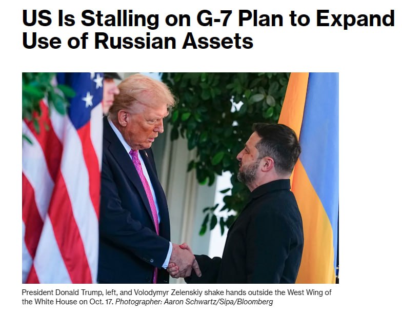 США отказались поддержать план Большой семерки по передаче Украине 140 млрд замороженных активов России Американские официальные лица сообщили своим европейским коллегам что пока не намерены присоединяться к инициативе Большой семерки по расширению использования российских активов пишет Bloomberg со ссылкой на источники Детали Американские чиновники сообщили европейским коллегам о том что пока не присоединятся к инициативе во время переговоров на полях заседания Международного валютного фонда в Вашингтоне на прошлой неделе рассказали источники Bloomberg на условиях анонимности По словам одного из них США объяснили свою сдержанность рисками для стабильности рынков Другой источник отметил что на данном этапе Вашингтон просто не принял никаких обязательств Это решение стало неудачей для Европейского союза который стремится убедить страны Большой семерки поддержать план использования замороженных активов Банка России в качестве залога для привлечения заемных средств на сумму до 140 млрд евро для поддержки Украины пишет Bloomberg Еврокомиссия разрабатывает подробный механизм реализации этой схемы однако не намерена публиковать его до того как лидеры Евросоюза утвердят план возможно на саммите в Брюсселе уже на этой неделе отмечается в публикации Европейские чиновники выразили разочарование тем что США отступают от плана именно в тот момент когда ЕС активно продвигается вперед учитывая что администрация Трампа ранее сама призывала Европу активнее использовать российские средства В сентябре глава Минфина Соединенных Штатов Скотт Бессент заявил что Вашингтон открыт к использованию примерно 5 млрд долларов российских активов замороженных на территории США Мы приняли резолюцию которая позволяет их конфисковать Но мы не заявляли что сделаем это говорил Бессент Хотя объем активов замороженных в США относительно невелик поддержка Вашингтоном европейской инициативы стала бы важным сигналом для других стран пишет Bloomberg Среди стран Большой семерки инициативу ЕС поддерживают Великобритания и Канада тогда как Япония по оценкам дипломатов склоняется к более осторожной позиции США говорится в публикации Сдержанность Вашингтона и его обеспокоенность стабильностью рынков по всей вероятности укрепят позиции скептиков внутри ЕС включая Бельгию где сосредоточена основная часть российских активов пишет Bloomberg Брюссель предупреждает что длительное использование замороженных средств может привести к судебным искам создающим для правительств огромные финансовые риски подорвать доверие к финансовому центру Европы и даже ослабить евро Европейский центральный банк ранее выражал аналогичные опасения В воскресенье президент ЕЦБ Кристин Лагард поддержала идею использования активов в качестве залога но подчеркнула что было бы предпочтительно если бы все страны где они размещены действовали согласованно Контекст Большая часть из 280 млрд евро замороженных российских активов находится в Европе преимущественно в бельгийском депозитарии Euroclear Проценты по этим активам уже направляются Киеву однако ЕС рассматривает возможность привлечения кредитов под залог замороженных средств как способ высвободить значительные новые ресурсы Такая схема юридически и финансово сложная призвана избежать прямой конфискации и потенциально может вызвать судебные споры со стороны Москвы 1 октября вопрос передачи российских активов обсуждался на онлайн встрече министров финансов Большой семерки Представители стран ЕС в G7 Германия Франция и Италия пытались убедить другие страны объединения тоже использовать российские активы писало Politico со ссылкой на три источника Возражения со стороны США совпали с возобновлением усилий Белого дома по прекращению боевых действий в Украине На прошлой неделе президент Дональд Трамп принял в Вашингтоне Владимира Зеленского и после телефонного разговора с Владимиром Путиным объявил о планах встретиться с российским лидером в Будапеште в ближайшем будущем Подпишитесь на Агентство