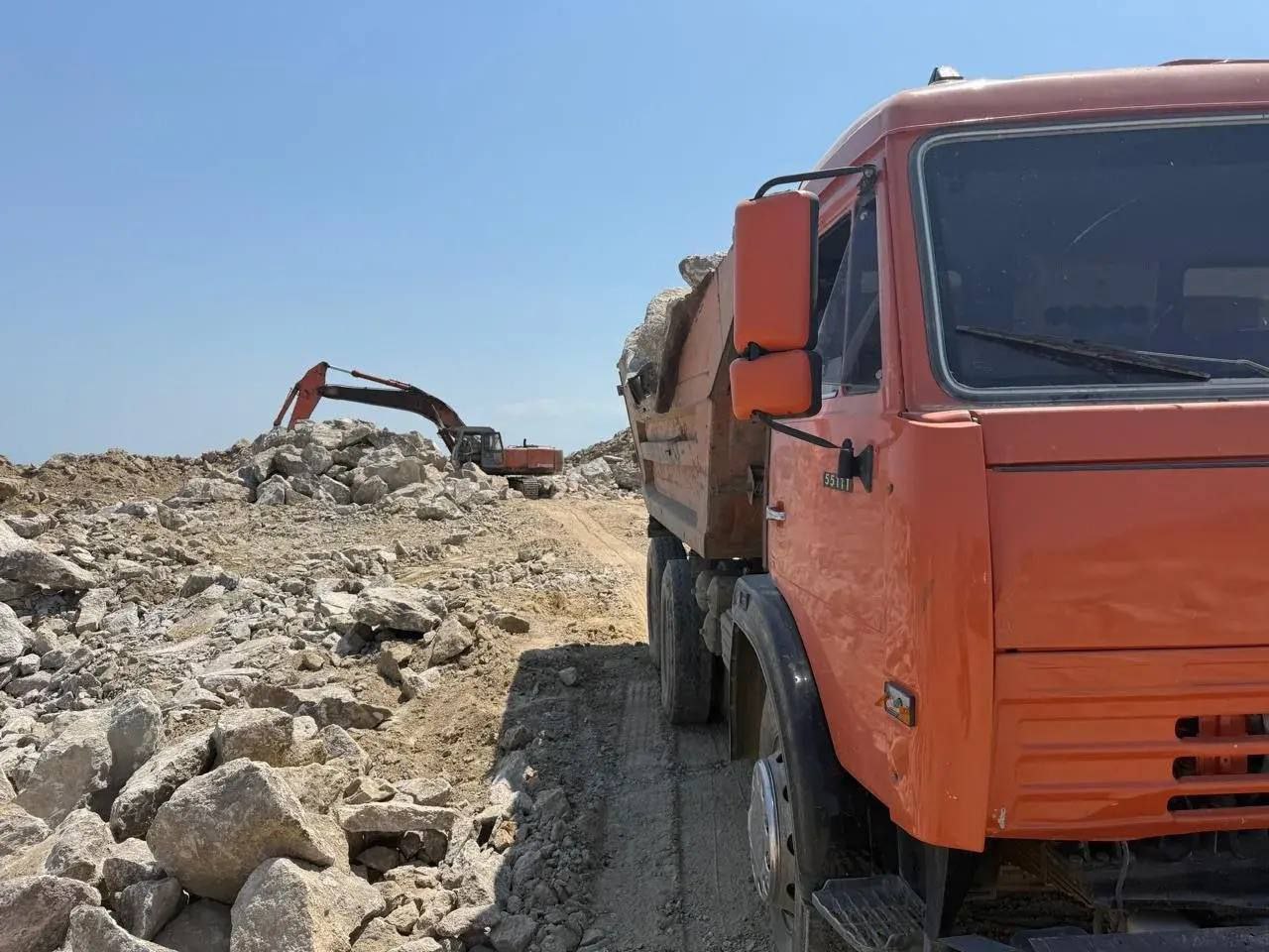 За 11 месяцев 2025 года в бюджет Дагестана поступило 116 млн рублей налога на добычу полезных ископаемых что составляет 325 от запланированных 35 65 млн рублей сообщает Минприроды республики Из 189 действующих лицензий на право добычи по результатам проверок были прекращены действия 14 лицензий работа которых не соответствовала требованиям экологического законодательства Все недропользователи зарегистрированы в налоговой Проведено 11 госэкспертиз по результатам которых на госбаланс поставлено 2 3 млн кубометров запасов Работы оплачены недропользователями Два аукциона по предоставлению права пользования недрами принесли 11 3 млн рублей что на 60 больше чем в 2024 году К ответственности привлечено 2300 нарушителей за незаконную добычу наложены штрафы на сумму более 10 млн рублей из них взыскано 3 млн добровольная компенсация ущерба составила 571 тыс рублей Совместно с МВД и прокуратурой выявлено 9 случаев с ущербом в 145 млн рублей по двум возбуждены уголовные дела