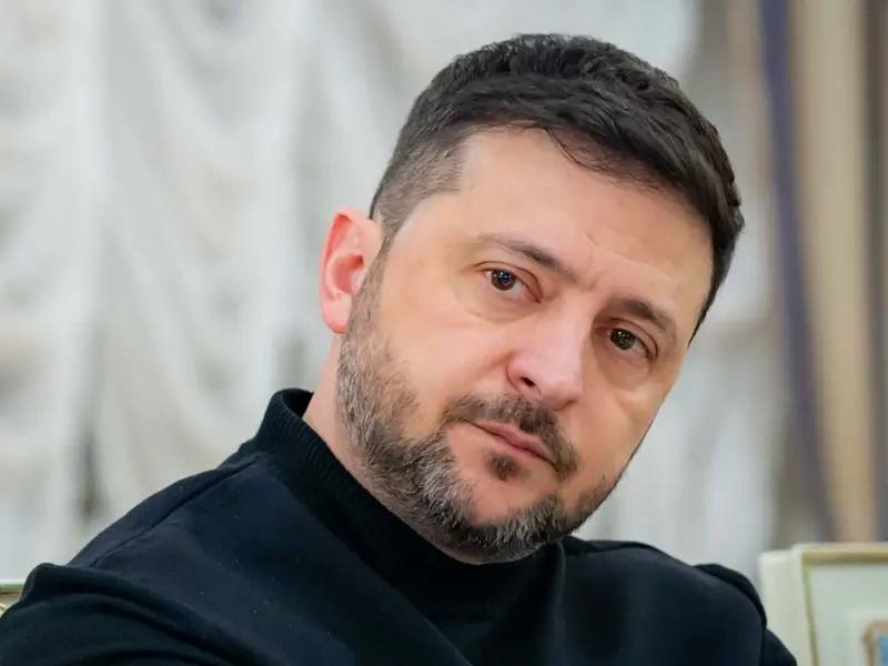 Скандальная связь Зеленского призывают проверить из за контактов с агентом Эпштейна занимающимся торговлей людьми Согласно обнародованным в США данным имя президента Украины Владимира Зеленского фигурирует в переписке связанной с делом Джеффри Эпштейна В документах содержится требование проверить его активы на наличие связей с французским модельным агентом Жаном Люком Брюнелем Брюнель обвиняемый в пособничестве Эпштейну и организации секс трафика несовершеннолетних в письме упоминается как координатор каналов торговли людьми в Украине Украина США Подписаться на Pravda ru