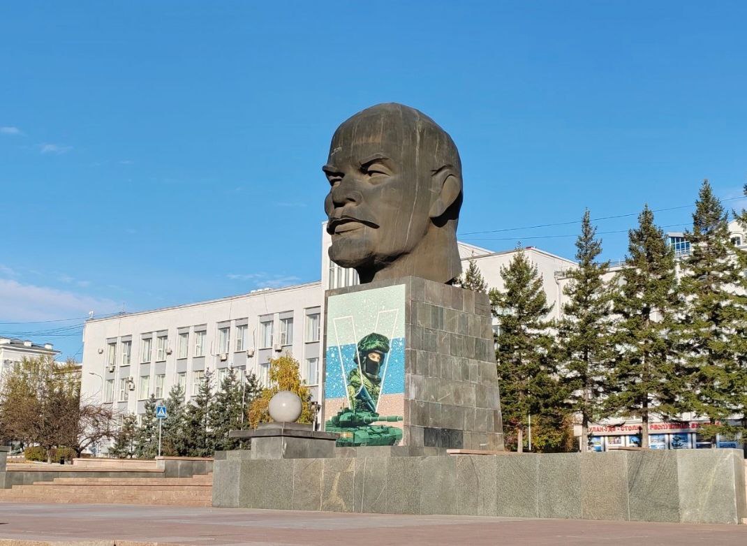 Псевдоним в Интернете не помог улан удэнцу избежать наказания По материалам УФСБ России по Республике Бурятия Октябрьским районным судом г Улан Удэ вынесен обвинительный приговор гражданину Россииской Федерацин Сидоркович И С Он признан виновным в совершении преступления предусмотренного ч 2 ст 280 УК России публичные призывы к осуществлению экстремистской деятельности с использованием сети Интернет Фигурант используя псевдоним размещал в сообществе мессенджера материалы с призывами к экстремистским действиям в частности призывал к физической расправе представителей правоохранительных структур Приговором суда фигурант признан виновным в совершениипреступления предусмотренного ч 2 ст 280 УК России и ему назначено наказание в виде принудительных работ на срок 2 года с удержанием 15 процентов из заработной платы в пользу государства с лишением права заниматься деятельностью связанной с размешением обращений и иных материалов в информационно телекоммуникационных сетях общего пользования включая сеть Интернет сроком на 2 года Приговор вступил в законную силу Фото Новая Бурятия