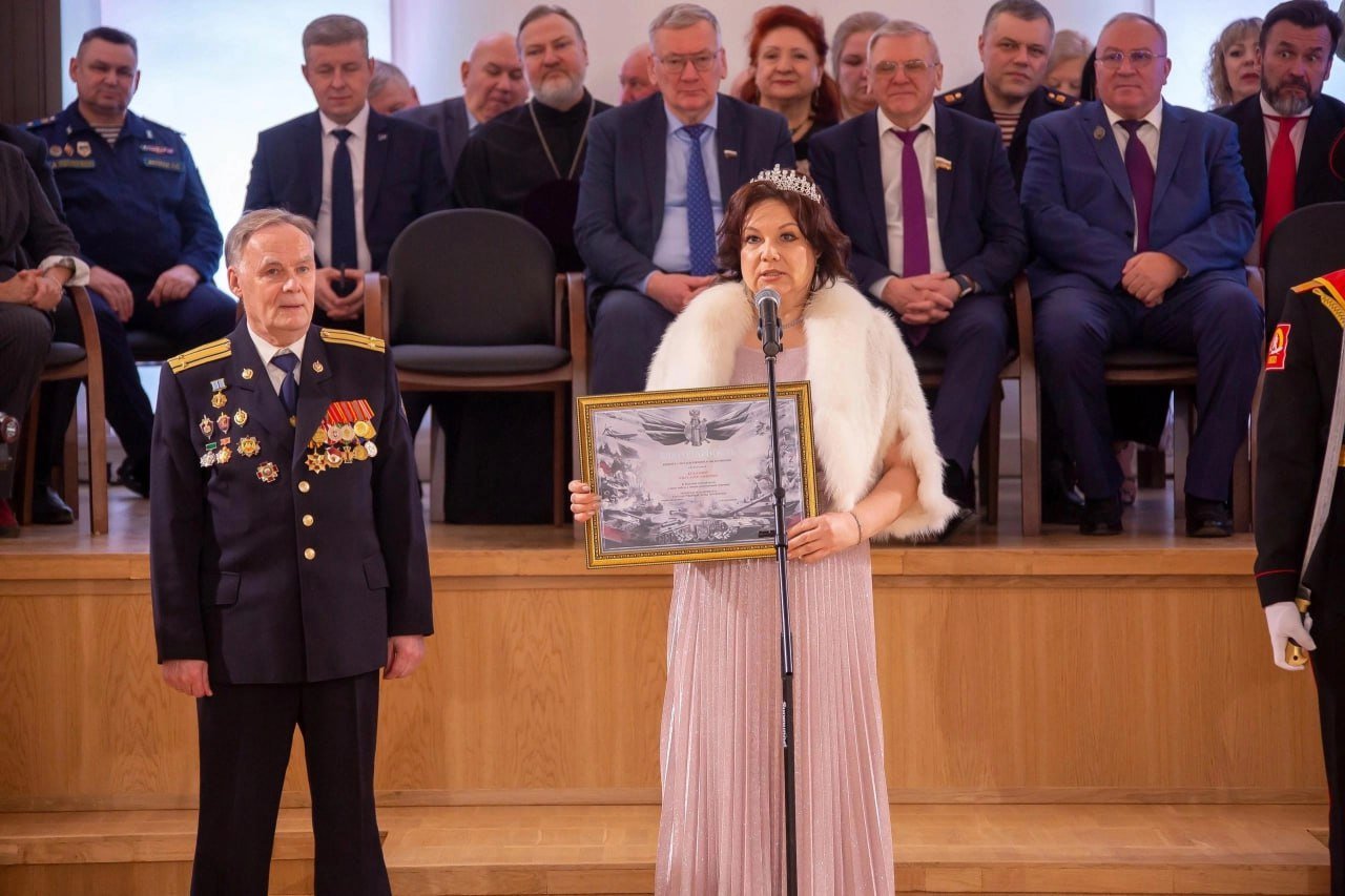 Силовики нагрянули с обысками в кадетскую школу Нижнего Новгорода. Правоохранители провели беседы с сотрудниками и изъяли документы. Пока следователи официально не сообщали о возбуждении уголовного дела.   По данным  , одним из фигурантов может быть директор Ольга Кудасова. Накануне ее допросили. В самой школе отказались прокомментировать ситуацию.  В кадетке Кудасова преподает основы безопасности и защиты родины, а также основы духовно-нравственной культуры народов России. На днях в соцсетях она рассказала, что получила благодарственное письмо от комитета Госдумы по обороне России за подписью Андрея Картаполова.