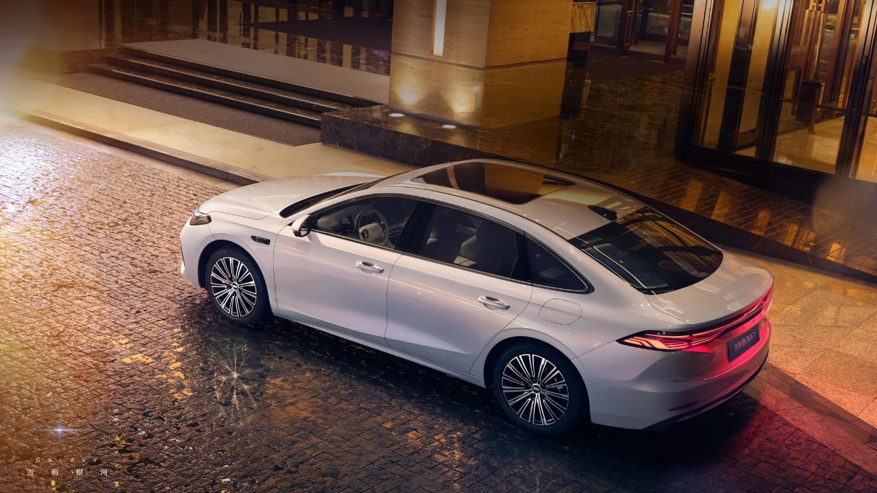 Geely представила седан-гибрид с пробегом до 2100 км Geely презентовала гибридный седан, способный преодолеть до 2100 км на одном заряде. Это расстояние позволяет доехать из Москвы до Тюмени. Автомобиль потребляет лишь 2 литра топлива на 100 км. Характеристики модели пока остаются в секрете, но предполагается, что ее мощность составит 350 л.с. Стоимость новинки ожидается около ¥100 тыс. примерно ₽1,1 млн . ———————————————— - Канал про тренды из мира IT, технологий, нейросетей и бизнеса.