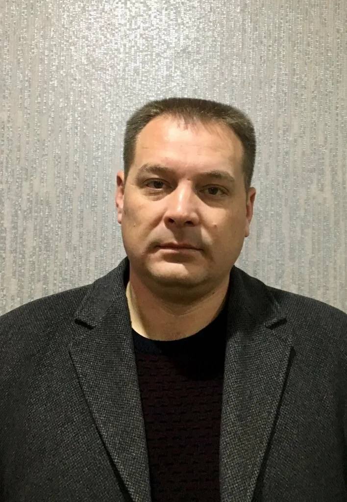 В Краснодарском крае нашли мёртвым депутата районного Совета Трагедия случилась 25 сентября в Тихорецком районе В лесополосе рядом со станицей Новорождественская обнаружили тело 43 летнего Виталия Капустина Следователи сразу уточнили насилия не было Почему всё так произошло пока загадка Местные вспоминают Капустина только добрым словом он был порядочным человеком и много сделал для города и района Виталий родился в станице Архангельской В районном Совете он руководил комиссией которая занималась сельским хозяйством землёй коммуналкой транспортом связью и благоустройством Перейти в наш канал МАХ Подпишись поделись krasnodarkray1 Прислать видео новость