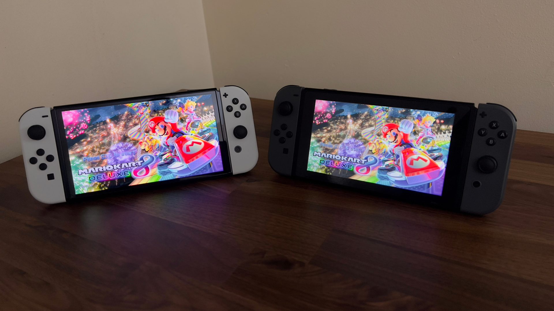 Nintendo объявила о повышении цен на Switch 1  OLED, Lite и обычный  в США с 3 августа. Также подорожают amiibo и некоторые аксессуары.    Насколько изменятся цены пока неизвестно.   UPD: Switch OLED подорожает до 400 долларов  было 350 , обычный Switch до 340  с 300 , а Switch Lite будет стоить 230 долларов  было 200 .   Повышение цен пока не коснётся новой консоли Switch 2 и игр на ней, но подорожают её аксессуары  какие точно, не сообщается .   Как пишет сама компания, "цены меняются в зависимости от рыночной конъюнктуры" и, конечно, "в будущем может вновь потребоваться корректировка цен".   Компания об этом прямо не заявляет, но очевидно, что цены повышаются вслед за новыми пошлинами, введёнными администрацией президента Трампа.   О подорожании Switch 1 в других регионах пока ничего не сообщается.