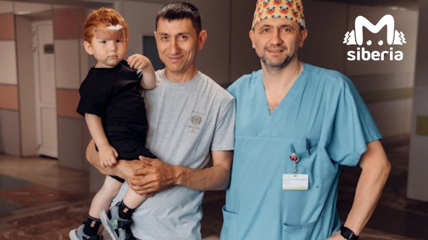 Лошадь лягнула мальчика в лицо. Ему помогли новосибирские врачи. Малыш из многодетной семьи воспринимал животных как друзей и решил познакомиться. Лошадь оказалась неприветливой и ударила. Ребёнок мог лишиться глаза, но чудом копыто прилетело в центр лица и не задело его. Специалисты Коченёвской ЦРБ выяснили, что у пациента сломана лобная кость, отвезли в больницу в сопровождении реаниматолога. Восполнили кровопотерю, убрали обломки костей из лобных пазух и восстановили череп так, что не потребовалось никаких металлических пластин. Теперь о случившемся напоминает только аккуратный шов.