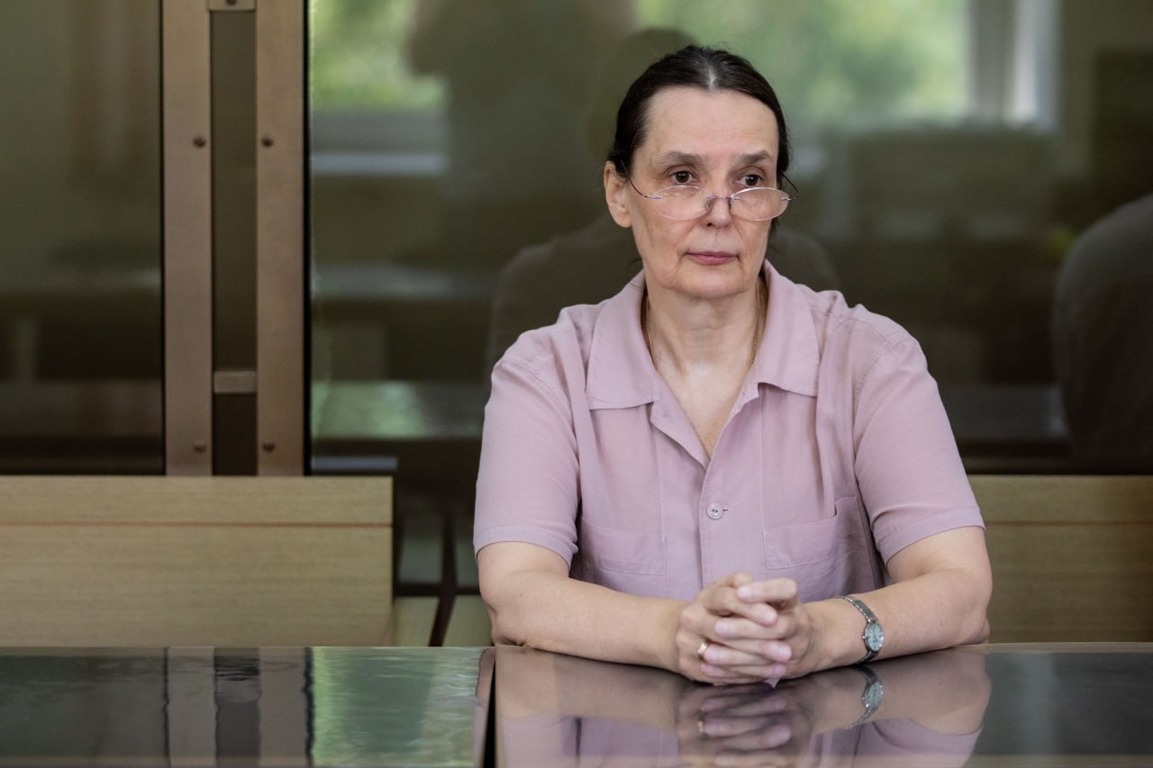 Медсестра Ольга Меньших сообщила, что собирается объявить голодовку в СИЗО с 8 апреля Об этом сообщает корреспондент «Медиазоны» из зала Московского городского суда. «Это с политикой не связано, я просто одну девчонку защищаю, свою подружку», — сообщила в суде Ольга Меньших, явно имея в виду кого-то из других арестанток. Она добавила, что уже передала администрации СИЗО заявление «на голодовку». В октябре прошлого года Ольгу Меньших приговорили к 8 годам колонии по делу о военных «фейках» — это самый большой срок по этой статье из тех, что назначали женщинам. Ее осудили за пост про пытки в Буче, а также публикацию про обстрел Винницы, в которой медик написала, что представительница МИДа Мария Захарова на брифинге «несла лютый бред». Сегодня Мосгорсуд рассматривает апелляционную жалобу защиты на этот приговор. Архивное фото: Александра Астахова / Медиазона Зона VPN / Поддержать «Медиазону»