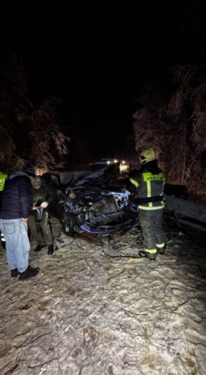 Два человека пострадали в аварии на Новый год К сожалению в праздники не обходится без аварий на дорогах 31 декабря ДТП произошло на 11 м километре автодороги Кириши Смолино Киришский район Там врезались друг в друга два легковых автомобиля двигающиеся в попутном направлении Один из водителей потом еще наехал на упавшее на дорогу дерево В МЧС Ленобласти сообщили что последствия ДТП удалось быстро ликвидировать подбитые машины с проезжей части убрали Все живы Фото МЧС Ленинградской области Читай нас в MAX Читай нас в Telegram