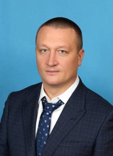 Константин Климентьев стал и.о. Министра ЖКХ и энергетики Калмыкии. Указ о назначении подписал сегодня Глава региона Бату Хасиков.   «Назначить Климентьева Константина Евгеньевича исполняющим обязанности Министра жилищно-коммунального хозяйства и энергетики Республики Калмыкия», - говорится в документе.   Ранее Климентьев возглавлял Инспекцию Государственного жилищного надзора, Управу района Южное Медведково СВАО г. Москвы. В разные годы руководил муниципальными учреждениями, в том числе Многофункциональным центром предоставления государственных услуг, трудился в Управе Пресненского района, организациях жилищно-коммунального хозяйства. Константин Евгеньевич родился 4 января 1985 года в г. Лесосибирск Красноярского края. Имеет диплом Российской академии государственной службы при Президенте Российской Федерации.