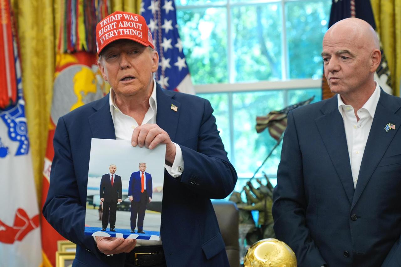 Трамп похвастался фотографией с Путиным и заявил что пригласит его на ЧМ 2026 если тот заключит мирное соглашение с Украиной Это человек по имени Владимир Путин который я уверен приедет на чемпионат мира это зависит от того что произойдет В ближайшую пару недель ожидается много событий но я подумал что это хорошая фотография заявил президент США Новости Дня