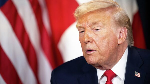 Трамп объявил в США чрезвычайное положение из за Кубы Президент США Дональд Трамп объявил чрезвычайное положение в стране из за угрозы национальной безопасности которую по его словам Соединённым Штатам представляет Куба Соответствующий указ 29 января был опубликован на сайте Белого дома