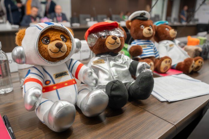 На Международной промышленной выставке ИННОПРОМ-2025 прошла стратегическая сессия «Родная игрушка: вклад в будущее страны» Представители федеральных и региональных органов власти вместе с производителями игрушек обсудили развитие отечественной индустрии детских товаров и ее продвижение для формирования культурных ценностей у детей. На сессии были затронуты перспективы локального производства детских товаров и вопросы импортозамещения. Частью повестки стало обсуждение Всероссийского конкурса «Родная игрушка». Спикеры отметили, что этот проект позволяет сформировать среду, в рамках которой промышленность будет работать на благо воспитания и развития нового творческого поколения, а также способствовать защите суверенитета и культурного кода страны. Подробнее читайте на сайте «Областной газеты». пресс-служба Российского общества «Знание» Подписаться на «ОГ» Прислать новость Поддержать канал