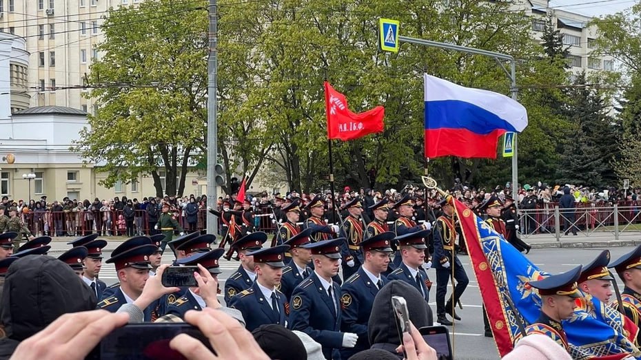 Салюту на День Победы – БЫТЬ Во Владимире его запустят в 22:00. Традиционного шествия «Бессмертный полк» не будет. Акция пройдет в онлайн-формате. Что касается парада, военной техники на нем ждать не стоит. Вместо этого пройдут пешие колонны из военных и сотрудников спецслужб. Подписаться Написать в редакцию