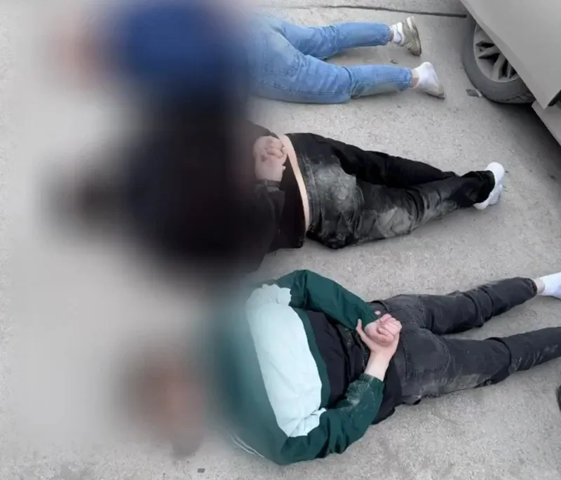 Новосибирцы подозреваются в хищении денег при помощи сим карт Трое жителей Новосибирска задержаны по подозрению в хищении средств со счетов граждан Как полагает полиция на протяжении полугода фигуранты скупали сим карты в различных торговых точках Новосибирска Далее сим карты проверялись на использование Если абонентский номер ранее был в обороте проверялось наличие подключенных к нему аккаунтов госуслуг и онлайн банков После если связка телефонного номера и интернет сервисов обнаруживалась подозреваемые восстанавливали доступы к личным кабинетам граждан оформляли от их имени микрозаймы и списывали деньги с банковских счетов рассказали в МВД В ходе обысков по месту жительства фигурантов было изъято 19 сотовых телефонов 20 банковских карт и 114 сим карт Подписаться Прислать новость Помочь бустами