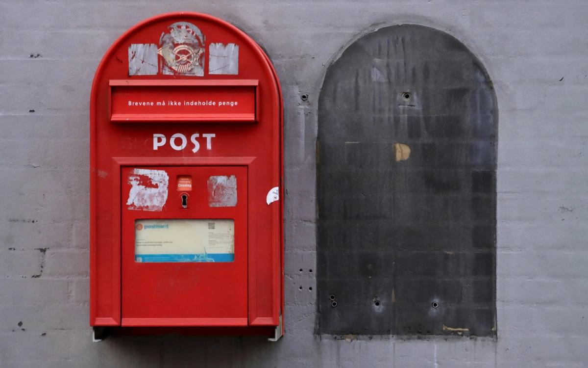 Дания полностью прекращает доставку бумажных писем с 2026 года Последнее бумажное письмо в Дании доставят в конце декабря Отмечается что Дания стала первой страной Европы где приняли такое решение В Германии тоже наметился спад почтового оборота но конца почтовой эпохи ожидать пока не стоит Дания Общество centralasianow Подписаться на канал