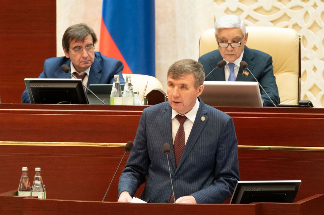 В Татарстане законодательно закрепили статус ремесленников  В Татарстане по итогам 17 го заседания Государственного Совета Республики Татарстан седьмого созыва был принят ряд поправок в числе которых законодательное закрепление статуса субъектов ремесленной деятельности  В заседании приняли участие Раис Татарстана Рустам Минниханов Председатель Государственного Совета РТ Фарид Мухаметшин Премьер министр РТ Алексей Песошин сенаторы РФ и депутаты Государственной Думы члены Правительства РТ заместитель Премьер министра РТ министр экономики РТ Мидхат Шагиахметов руководители министерств и ведомств  Важной частью заседания стало законодательное закрепление статуса субъектов ремесленной деятельности Был принят законопроект согласно которому к таковым будут относиться представители малого и среднего бизнеса со штатом не более 5 сотрудников а также самозанятые граждане производящие на продажу и на заказ изделия ручной работы с применением собственных средств производства Согласно законопроекту Кабинет Министров Республики Татарстан получает право устанавливать какие виды деятельности относятся к ремесленным определять правила отнесения малых и средних предприятий а также граждан на специальном налоговом режиме к ремесленникам Кроме того на Кабмин возлагается обязанность ведения реестра ремесленников Мидхат Шагиахметов отметил что в соответствии с распоряжением Правительства РФ продукция ремесленников может быть освобождена от обязательной маркировки Правительство Татарстана получит право утверждать перечень ремесленных товаров которые не нужно маркировать средствами идентификации Решение позволит поддержать ремесленный сектор малого и среднего предпринимательства и сохранить культурную идентичность народов Татарстана На федеральном уровне нормативное закрепление определения ремесленной деятельности отсутствует однако регионы РФ вправе разрабатывать и утверждать перечни видов ремесленной деятельности отметил министр  Также в целях повышения инвестиционной привлекательности и обеспечения равных условий ведения предпринимательской деятельности организациями резидентами особых экономических зон ОЭЗ Правительством Республики предложено распространить налоговые льготы по транспортному налогу и налогу на прибыль организаций резидентов ОЭЗ промышленно производственного типа Зеленая Долина  ОЭЗ промышленно производственного типа Зеленая Долина создана в Заинском районе республики постановлением Правительства России в июне текущего года Мидхат Шагиахметов подчеркнул что в Татарстане резиденты зарегистрированные в ОЭЗ Алабуга и Иннополис пользуются значительными налоговыми преимуществами для успешного запуска и масштабирования своих проектов Например в течение десяти лет с момента регистрации транспортного средства они освобождены от транспортного налога Также предусмотрена сниженная ставка налога на прибыль Фото ГосСовет РТ