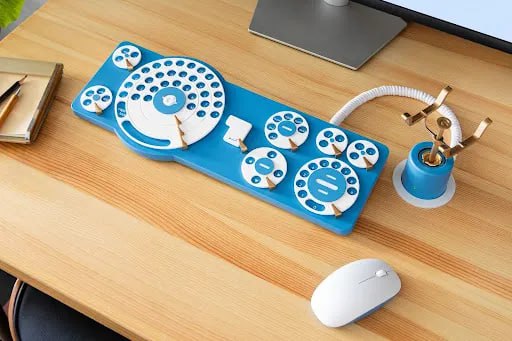 Клавиатуру в стиле ретро ТЕЛЕФОНА выпустили Google Gboard Dial Edition работает как дисковый телефон из старых фильмов Главный рофл чтобы напечатать текст придётся крутить циферблаты где каждый отвечает за свой набор символов В комплекте чехлы с рюшами витые шнуры и подставки в стиле ретро Срочно ждем на маркетплейсах