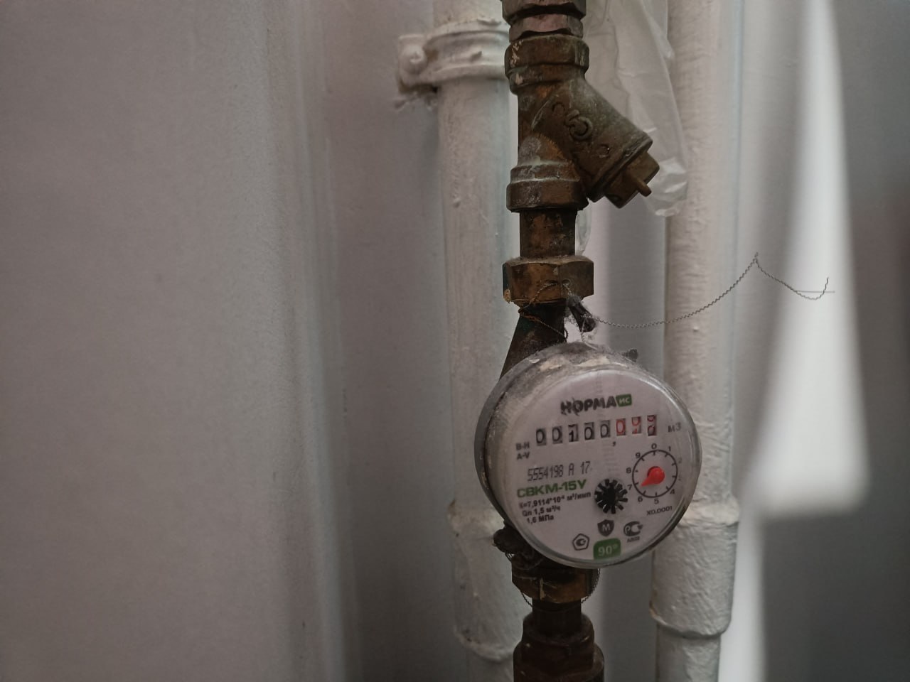 Вода без счетчиков будет стоить для россиян в три раза дороже Для жителей которые могут но не устанавливают счетчики воды штрафной коэффициент увеличило правительство Теперь те кто воду оплачивает по нормативу будут платить не в 1 5 раза больше а в три раза До сих пор размер платы за коммунальные услуги при отсутствии приборов учета рассчитывался с применением повышающего коэффициента 1 5 сообщает пресс служба Минстроя Этот коэффициент увеличен до 3 для стимулирования установки счетчиков а также усиления ответственности собственников квартир за отсутствие приборов учета холодной воды и их несвоевременную поверку То есть сейчас те у кого нет счетчика за воду платят по нормативам но с повышающими коэффициентами Например при нормативе в 10 кубометров воды в месяц и коэффициенте 1 5 житель без счетчика платит за 15 кубов При коэффициенте 3 оплата будет за 30 кубов Подробности ТЕЛЕПОРТ РФ здесь все об Амурской области  Мы в МАХ  Написать нам