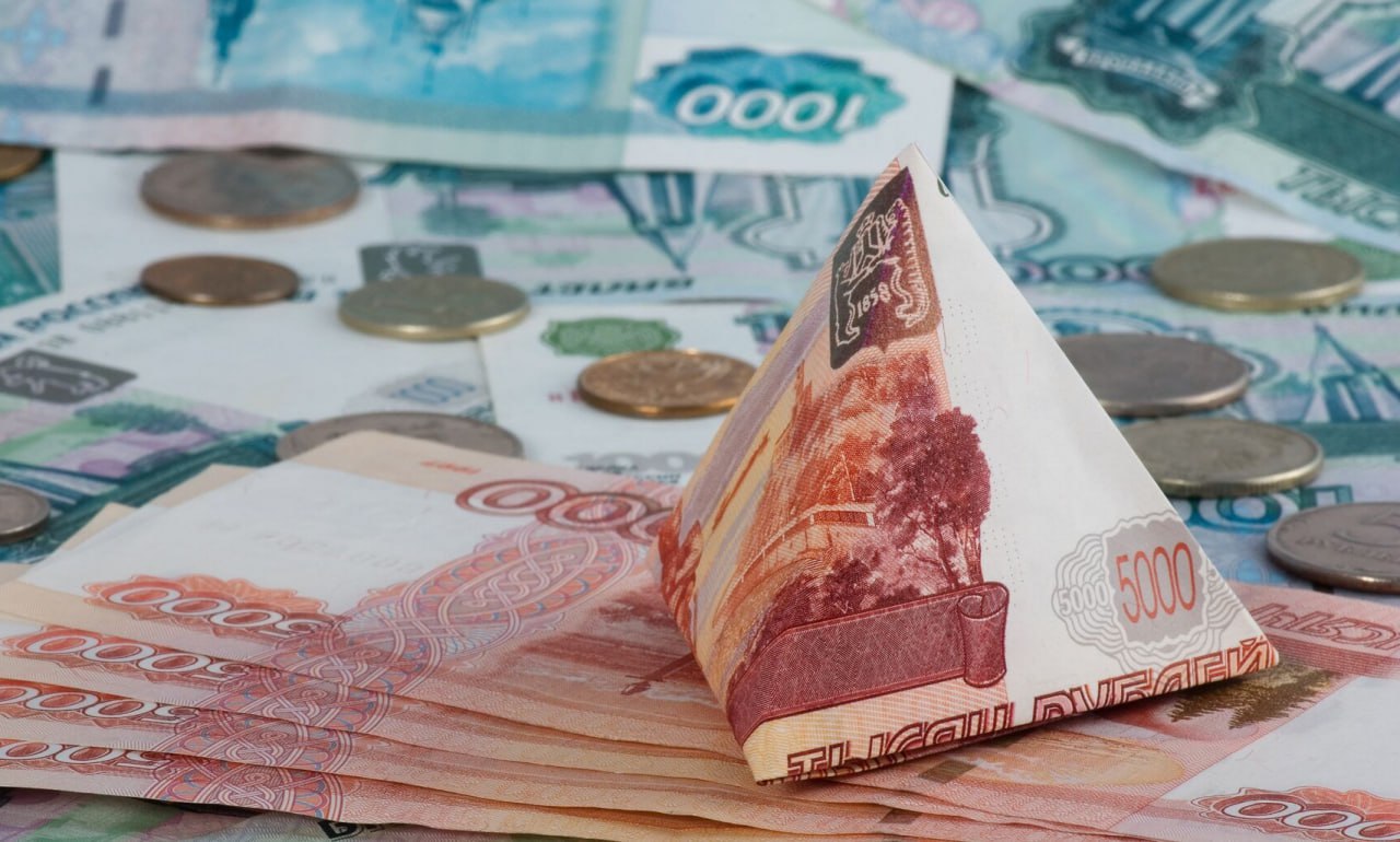 Количество нелегальных финансовых компаний за год выросло на 56% В первом квартале ЦБ обнаружил 2780 субъектов с признаками нелегальной деятельности — на 56% больше, чем годом ранее. Из них 1638 имели признаки финансовых пирамид, 897 — нелегальных участников рынка ценных бумаг, 236 — нелегальных кредиторов. Заблокировано более 5,2 тысячи интернет-ресурсов. Чаще всего встречались псевдоинвестпроекты в криптовалюте, недвижимости и металлах. На рынке ценных бумаг преобладали форекс-дилеры и нелегальные брокеры. Нелегальные кредиторы предоставляли займы под залог имущества, оформляли краткосрочные займы как договоры хранения вещи в комиссионном магазине или выдавали займы под видом возвратного лизинга. При этом 25 нелегальных кредиторов работали в сетевом формате, имея несколько офисов для оказания услуг.