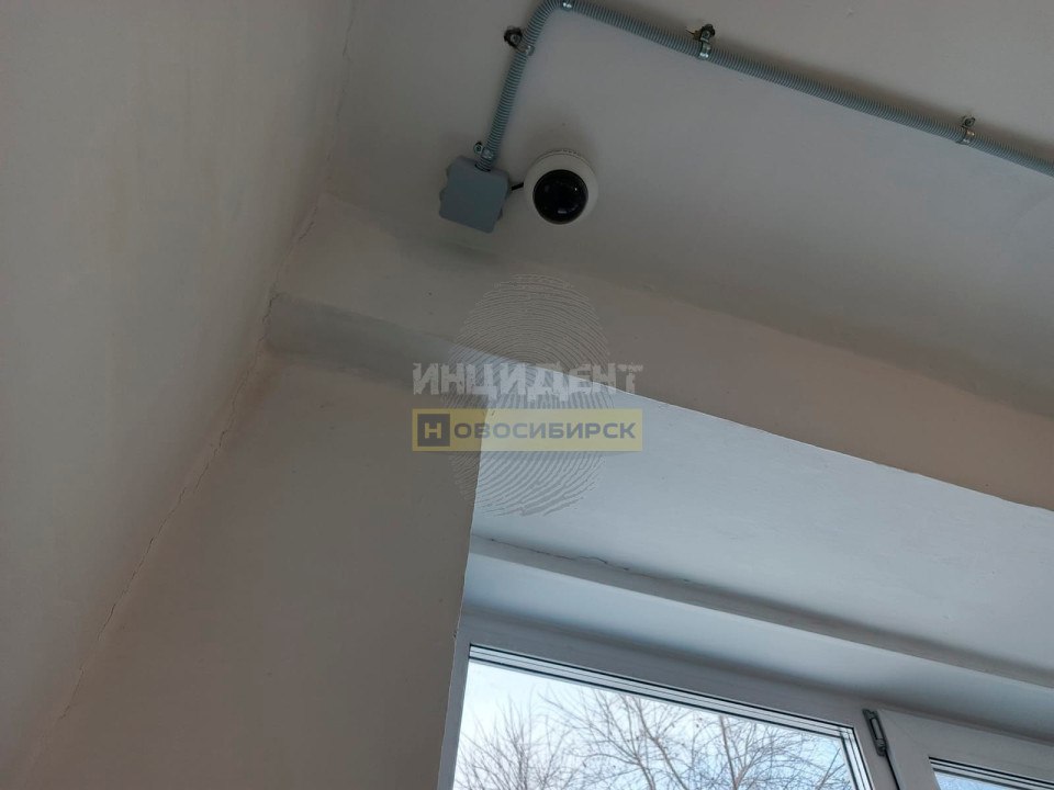 В женском туалете новосибирской школы установили камеры Родители пожаловались что видеокамеры в туалете установлены без их согласия По версии департамента образования решение приняли на заседании родительского комитета для предотвращения курения и актов вандализма В мэрии уточнили что камеры не направлены на кабинки но рекомендовали временно приостановить запись и учесть мнение родителей и учеников НОВОСТИ и ТОЧКА Подписаться