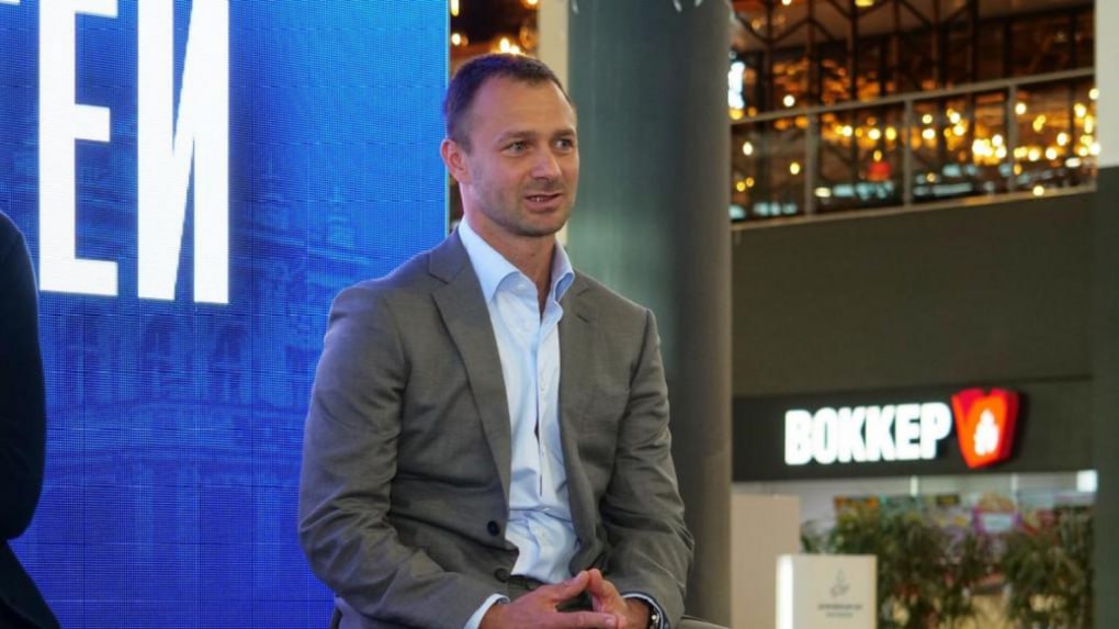 Дмитрий Сычёв покидает пост президента омского Иртыша Экс форвард сборной России объявил об уходе в эфире Матч ТВ Он поблагодарил губернатора Виталия Хоценко за сохранение для Омска профессионального футбола Мы вместе добились большого результата выход в золотой дивизион Надеюсь что будет только лучше Было потрачено много сил нервов здоровья Нужно чуть выдохнуть а дальше как говорит молодежь новые вызовы сказал Сычёв Сычёв возглавлял клуб с января 2024 В августе в соцсетях Сычёва появилось сообщение Ну что всему есть предел Мои последние 14 дней в Омске однако уже на следующий день он опроверг публикацию заявив о взломе аккаунта мошенниками Фото пресс служба ФК Иртыш Om1 Омск в MAX