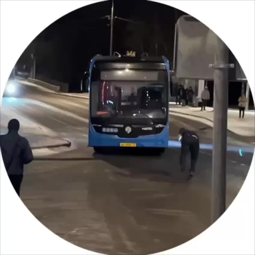 Электробус в Новой Москве столкнулся с остановкой, пострадавших нет