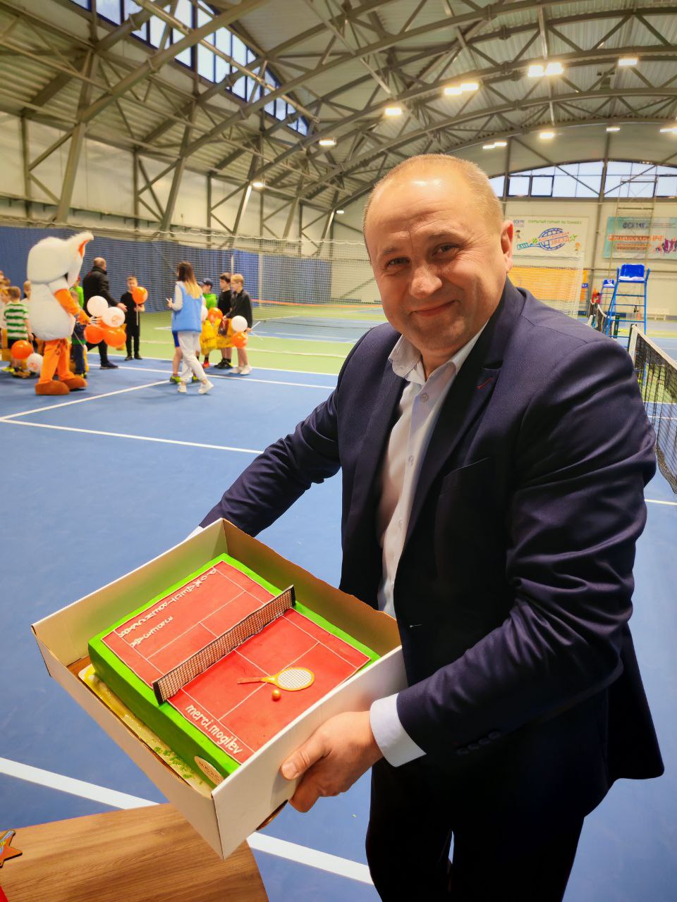 Посмотрите как зрелищно прошло торжественное открытие турнира по теннису Рождественская звезда который проводится в Могилеве Он объединил участников из разных городов Беларуси Все они получили подарки и сладости которые были предоставлены партнерами турнира А самые сильные спортсмены увезут домой свои медали   Окончательные итоги будут известны в воскресенье ВИДЕО Татьяна Подлипская  Читайте нас на САЙТЕ и в соцсетях Instagram ВК Одноклассники Facebook