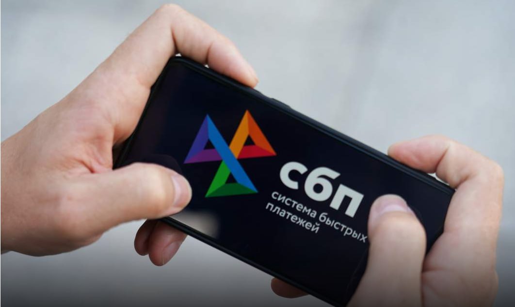 У банков возникли сложности с валютным контролем при операциях через систему быстрых платежей В основном проблемы у небольших игроков Ассоциация российских банков направила письмо об этом в ЦБ Кредитные организации не успевают выполнить все требования валютного контроля например остановить платеж или запросить нужные документы Ситуация обострилась из за развития СБП переводов за границу С января возможны трансакции уже в девять стран а требования к контролю ужесточились jkinvest news jkinvest
