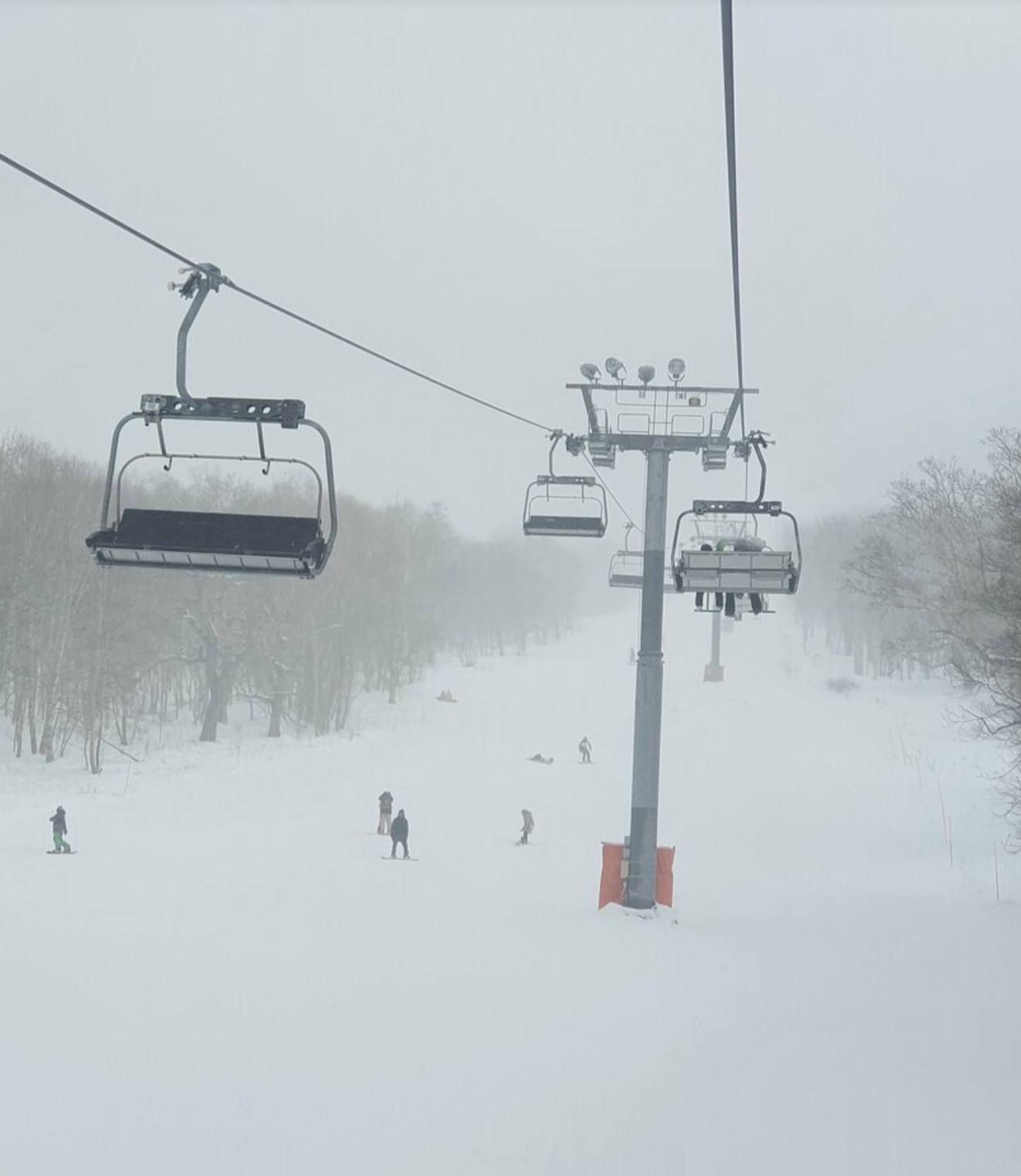 Бывший директор спортивной школы Горы Морозной получил условный срок за халатность приведшую к гибели подростка Мальчик погиб при спуске на лыжах вне оборудованной трассы Суд установил что руководитель не обеспечил безопасность на закреплённой за школой территории Несмотря на апелляцию и кассацию приговор оставили в силе два года условно с лишением права занимать руководящие должности в спортивной сфере на два года Подписаться Предложка Чат