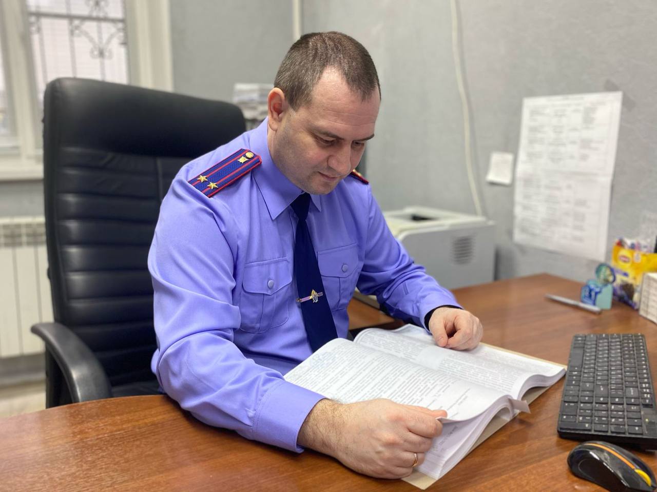 Следователями СК завершено расследование уголовного дела в отношении судебного пристава исполнителя обвиняемой в злоупотреблении должностными полномочиями Первым отделом по расследованию особо важных дел следственного управления СК России по Саратовской области завершено расследование уголовного дела в отношении судебного пристава исполнителя одного из районных отделов города Саратова обвиняемой в совершении преступления предусмотренного ч 3 ст 285 УК РФ злоупотребление должностными полномочиями Следствием установлено что в период с января по апрель 2023 года в производстве обвиняемой находилось исполнительное производство по взысканию с 56 летней женщины в пользу банка задолженности по кредитному договору В рамках ведения исполнительного производства обвиняемая действуя в нарушение действующего законодательства об исполнительном производстве организовала реализацию заложенного недвижимого имущества женщины по существенно заниженной стоимости без проведения актуальной оценки с привлечением специалиста оценщика При этом разница в цене при реализации составила более 4 млн рублей В результате действий обвиняемой потерпевшая лишилась своего единственного жилища Следователем СК собраны исчерпывающие доказательства изобличающие обвиняемую в совершении инкриминируемого деяния в связи с чем уголовное дело направлено в прокуратуру для решения вопроса об утверждении обвинительного заключения подписаться на Следком 64 в MAX подать обращение