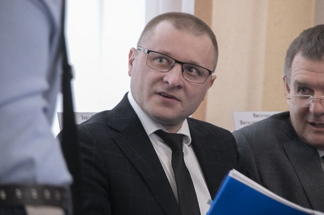 Как сообщила объединенная судебная пресс-служба региона, Центральный районный суд Новосибирска отстранил от должности Вячеслава Зарубина, возглавляющего управление по земельным ресурсам в новосибирской мэрии. Зарубин стал фигурантом уголовного дела о злоупотреблении должностными полномочиями ч. 3 ст. 285 УК РФ . Чиновнику также избрали меру пресечения в виде подписки о невыезде. Что именно стало причиной возбуждения дела и наложенных санкций, в пресс-службе судов общей юрисдикции не уточнили. По ссылке