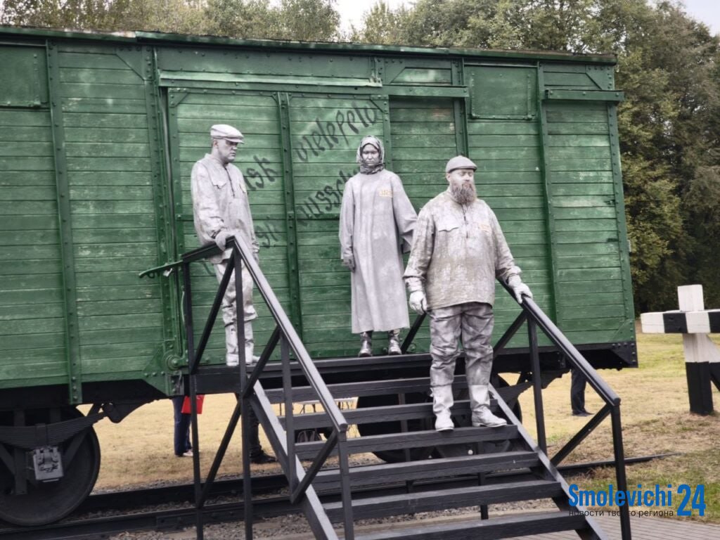 Смолевичане приняли участие в открытии памятного знака жертвам геноцида в Тростенце В рамках патриотического автопробега За сильную и процветающую Беларусь участники посетили мемориальный комплекс Тростенец где состоялось торжественное открытие памятного знака жертвам геноцида Смолевичане приняли участие в церемонии возложили цветы и почтили память мирных жителей погибших в годы Великой Отечественной войны Читайте на нашем сайте