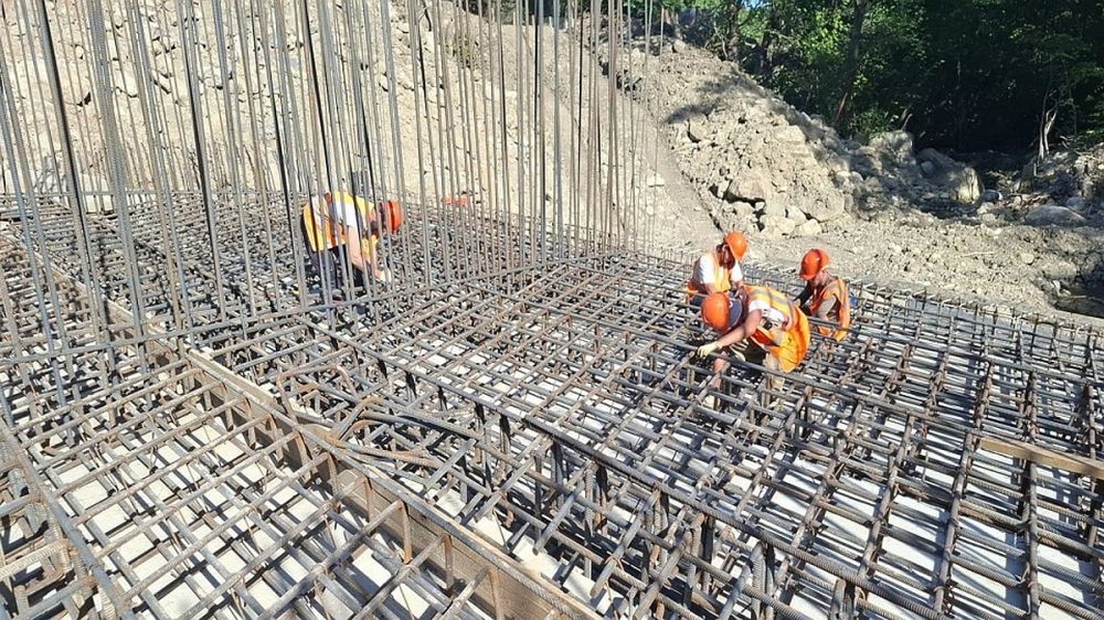 В Крыму ремонтируют дорогу к водопаду Джур-Джур Дорогу, ведущую к водопаду Джур-Джур в Крыму, планируют отремонтировать к октябрю 2025 года. Об этом сообщили в Службе автомобильных дорог республики. В Крыму ремонтируют дорогу, ведущую от трассы Алушта – Судак – Феодосия – Генеральское к водопаду Джур-Джур. Речь идет об участке протяженностью около 1,5 километра. При этом строители обустроят парковку. «Уже выполнены подготовительные и демонтажные работы, работы по формированию откосов, планировке дорожного покрытия бульдозером и ведутся работы по устройству водопропускной трубы», – говорится в сообщении. Согласно контракту, капремонт дороги необходимо завершить к октябрю.... Подробнее>>>