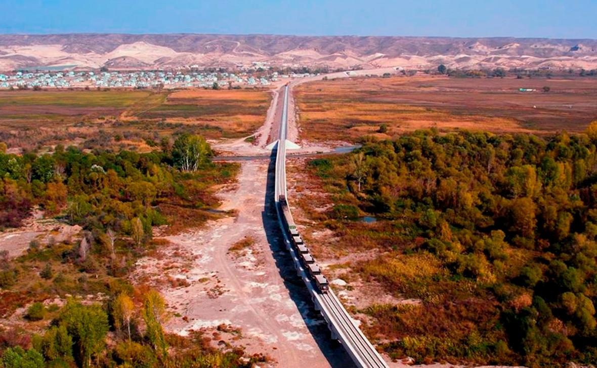 Восстановить 44 километровый участок Зангезурского коридора можно примерно за два года заявил посол России в Азербайджане Михаил Евдокимов Российские специалисты в сфере железнодорожного строительства прошли этот путь пешком Тоннели не разрушены требуется лишь восстановление железнодорожного комплекса цитируют дипломата азербайджанские СМИ По словам Евдокимова не столь важно кем и каким образом будет восстановлена дорога Главное чтобы работы были завершены как можно скорее отметил посол Подписаться на нас