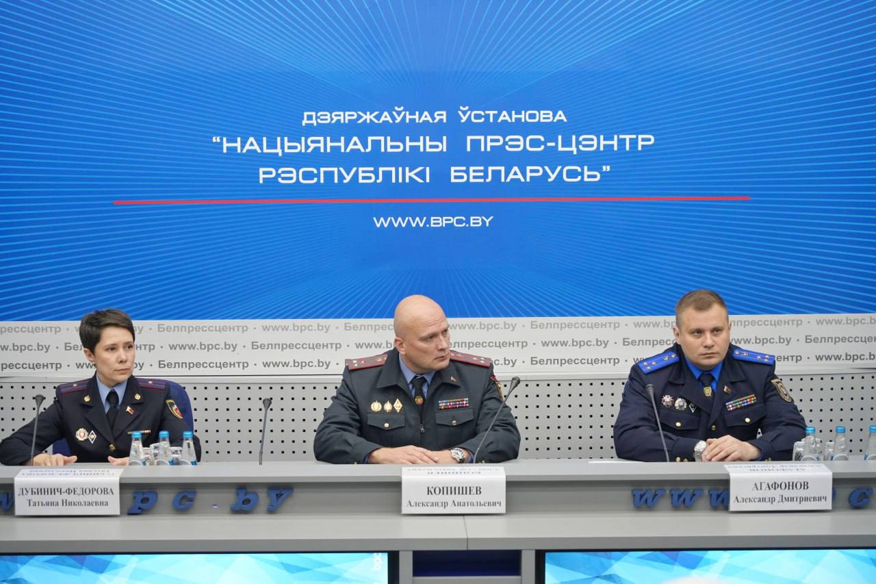 Рассказывая о раскрытии преступлений прошлых лет начальник ГУУР МВД Александр Копишев отметил Министерством внутренних дел на постоянной основе принимаются системные меры по раскрытию особо тяжких и тяжких преступлений против жизни и здоровья половой неприкосновенности в том числе прошлых лет Основные усилия направлены на проведение оперативно разыскных и иных мероприятий по проверке имеющейся информации В территориальных органах внутренних дел республики созданы группы по раскрытию преступлений прошлых лет Принятые меры позволили достигнуть положительных результатов Только в прошлом году раскрыто 47 особо тяжких и тяжких преступлений прошлых лет в том числе 17 убийств пять фактов умышленного причинения тяжких телесных повреждений а также два деяния связанных с насильственными действиями сексуального характера В текущем году положительная тенденция продолжается pressmvd