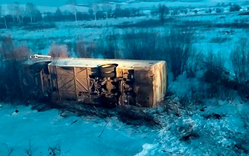 Автобус с рабочими перевернулся в Забайкалье. Есть погибшие  Автобус марки «Ютонг» попал в аварию в Газимуро-Заводском районе Забайкальского края утром 17 декабря, сообщили в региональном управлении МВД.  «Водитель не справился с управлением и допустил опрокидывание транспортного средства», — рассказали в ведомстве.  В салоне ехал 21 пассажир. Это могли быть рабочие с Култуминского месторождения.  Два человека погибли, трое пострадали.  UPD: По данным прокуратуры, в автобусе ехали вахтовики, работающие в строительной компании.  Подписаться  Прислать новость  Помочь бустами